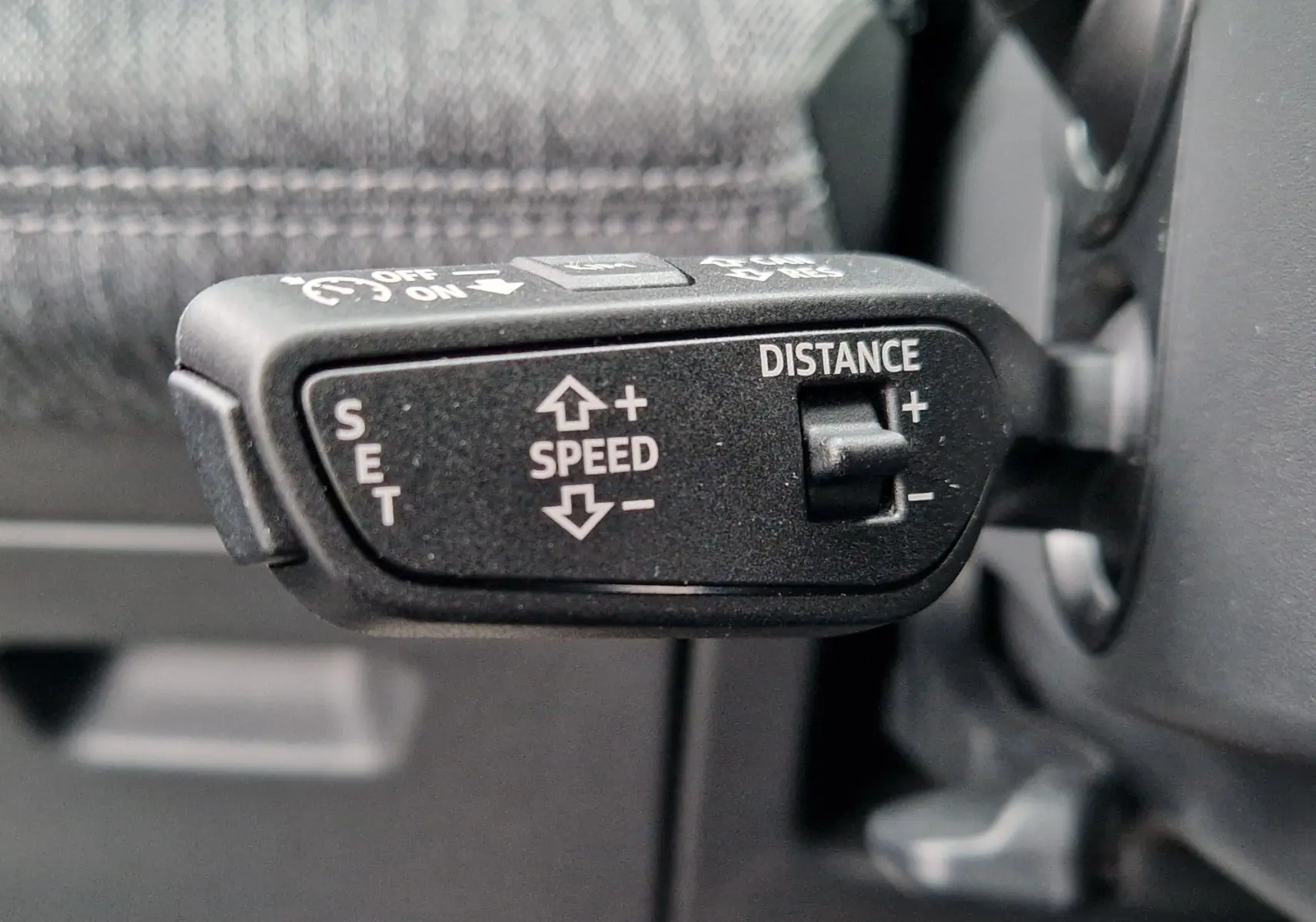 Gros plan sur le levier de commande du régulateur de vitesse dans l'Audi Q6 e-tron Performance S-Line gris Manhattan.