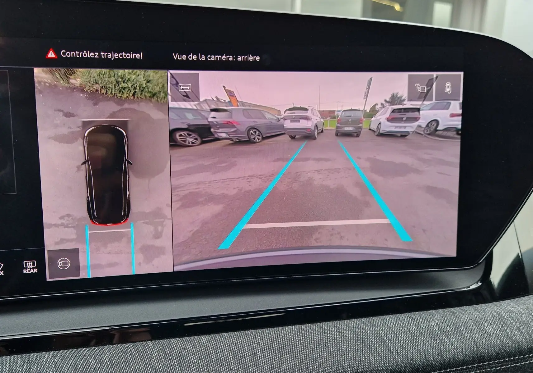 Écran de caméra de recul de l'Audi Q6 e-tron Performance S-Line 2025 gris Manhattan, avec guidage de trajectoire bleu.