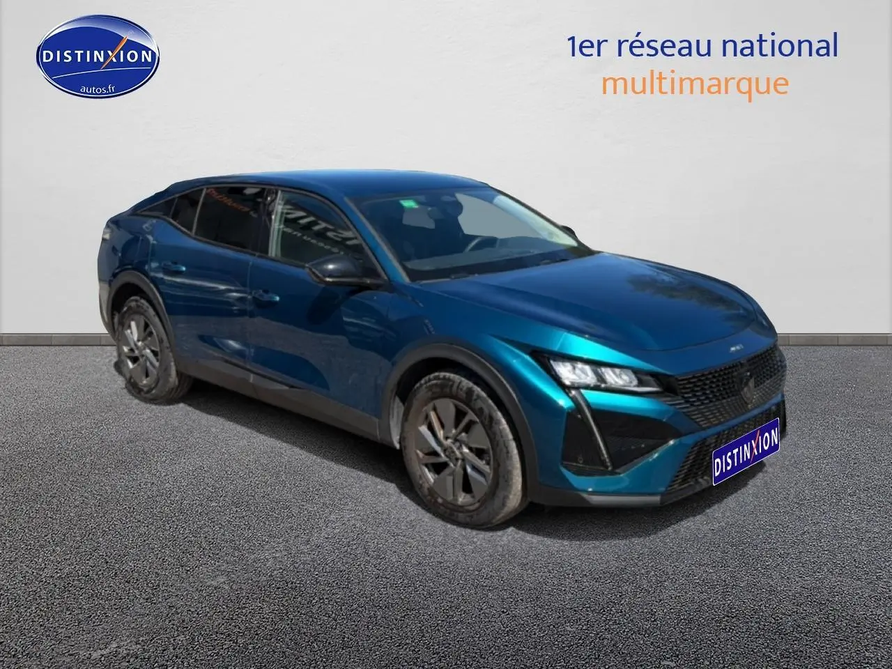 Peugeot 408 Hybrid bleu en 3/4 avant droit, avec phares LED et jantes alu distinctives.