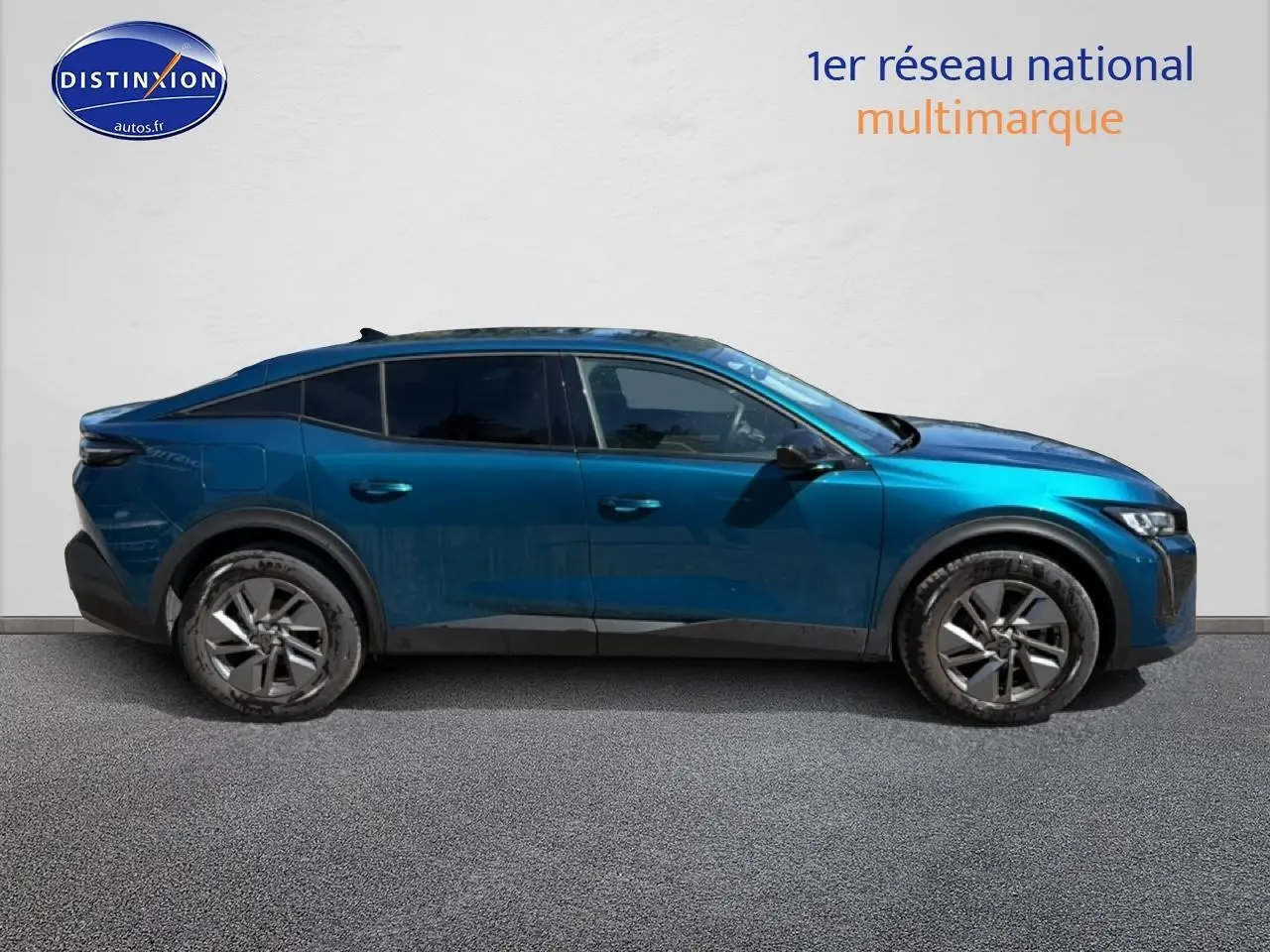 Profil côté gauche d'une Peugeot 408 Hybrid 145 allure e-dcs6 bleu avec jantes alu et vitres surteintées.