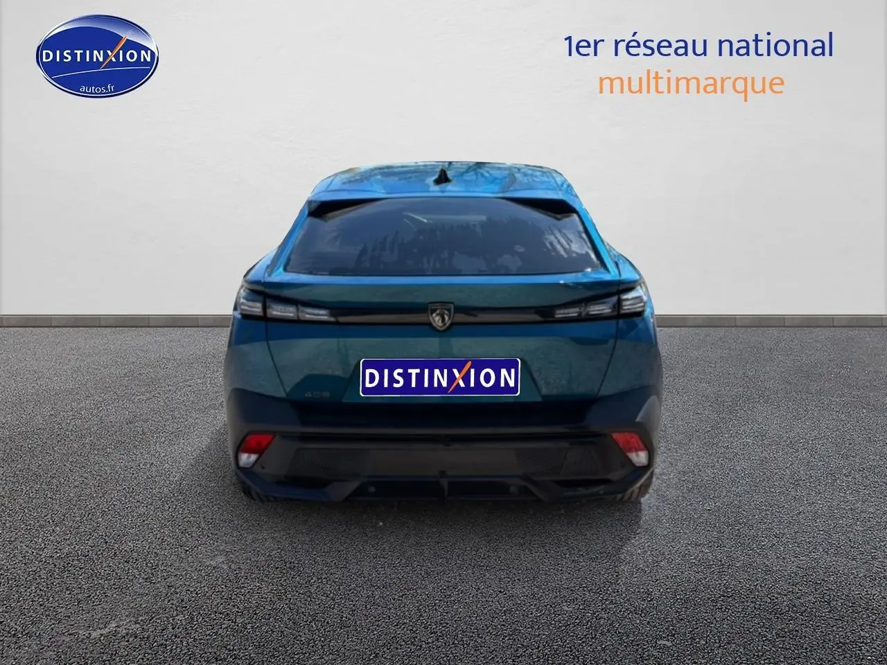 Vue arrière d'une Peugeot 408 Hybrid 145 allure e-dcs6 bleu 2025 avec feux LED et lunette arrière surteintée.