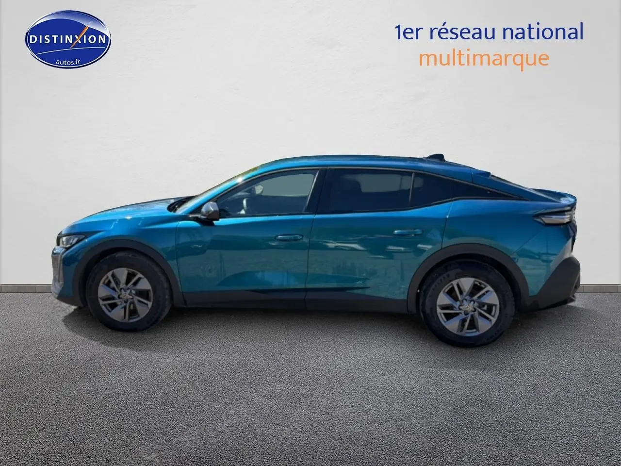 Vue de profil côté gauche d'une Peugeot 408 Hybrid 145 allure e-dcs6 bleu avec jantes alu et vitres surteintées.