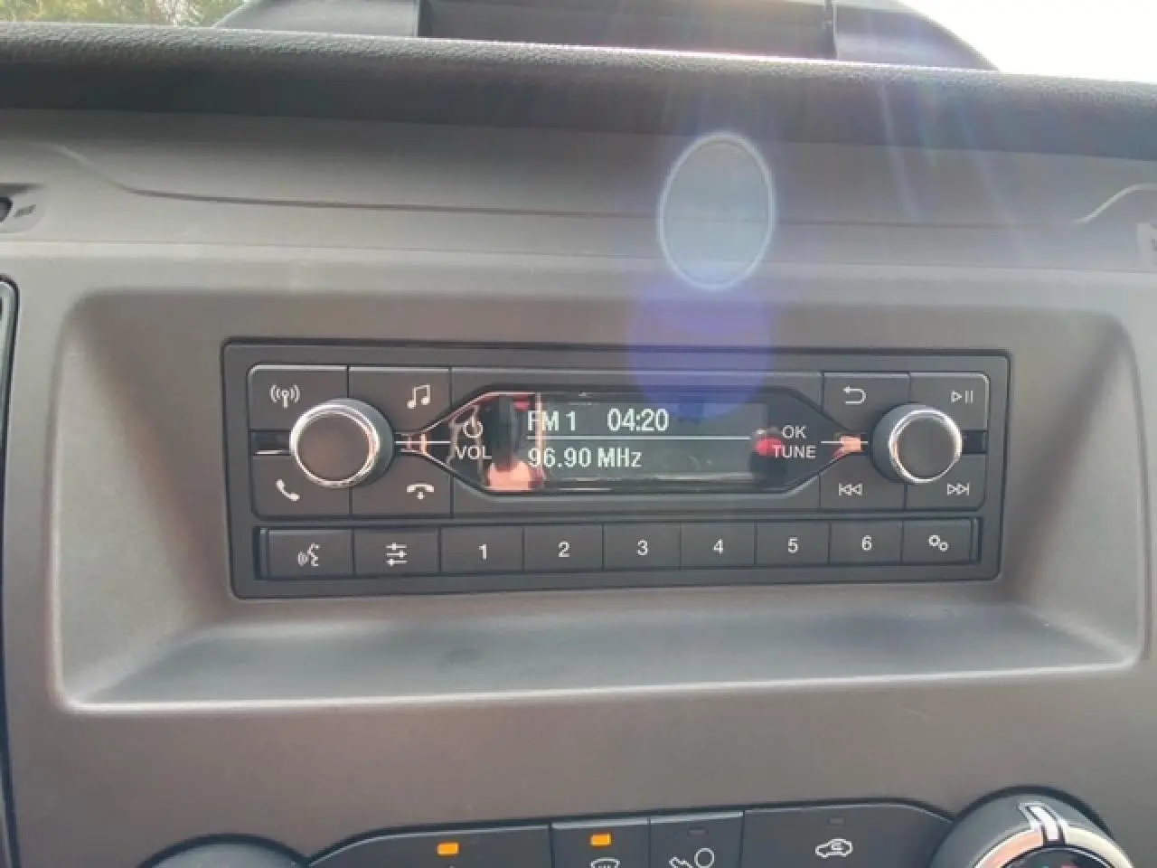 Gros plan sur la radio et les commandes du tableau de bord du Ford Transit Fourgon blanc, version 2023.