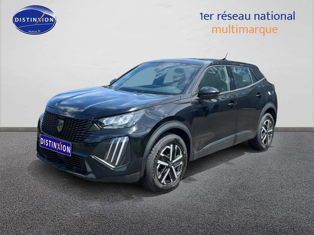 Peugeot 2008 noir en 3/4 avant droit, avec calandre distinctive et jantes alliage modernes.