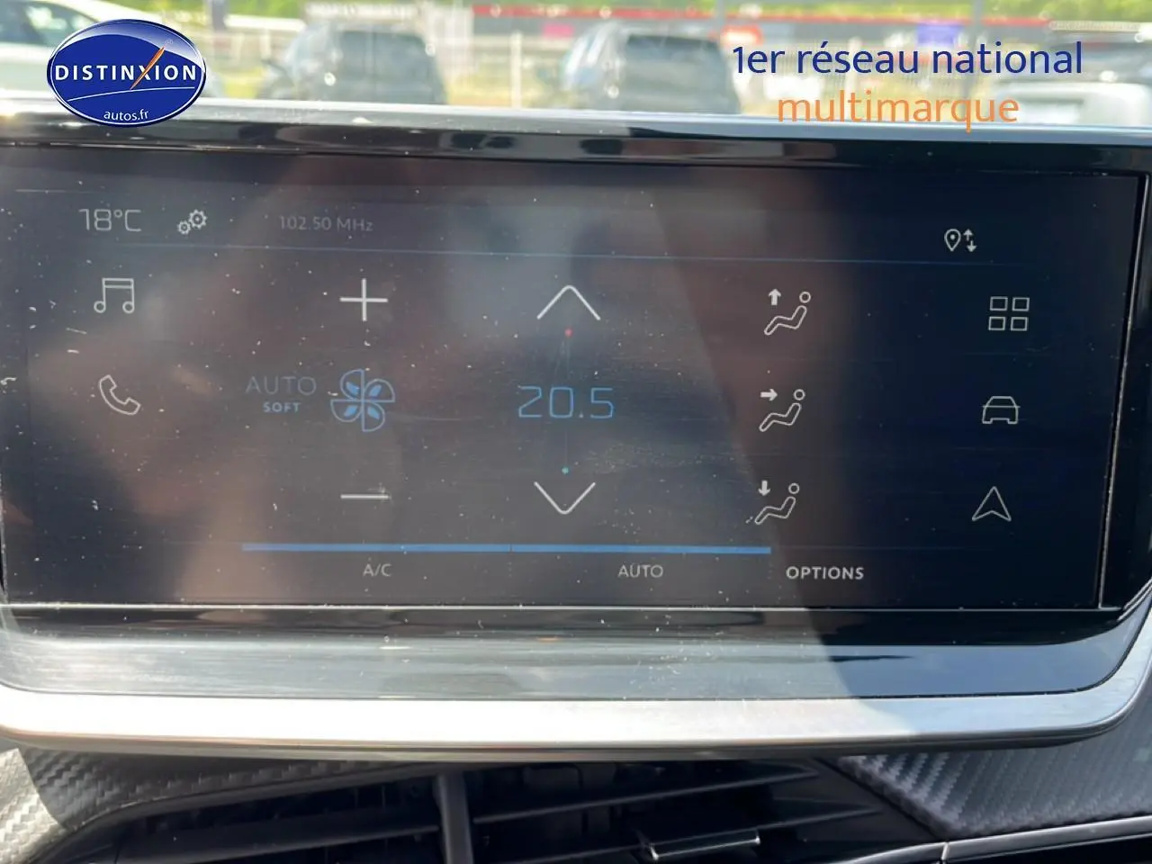 Écran tactile du tableau de bord de la Peugeot 2008 noir, affichant les réglages de climatisation à 20,5°C.