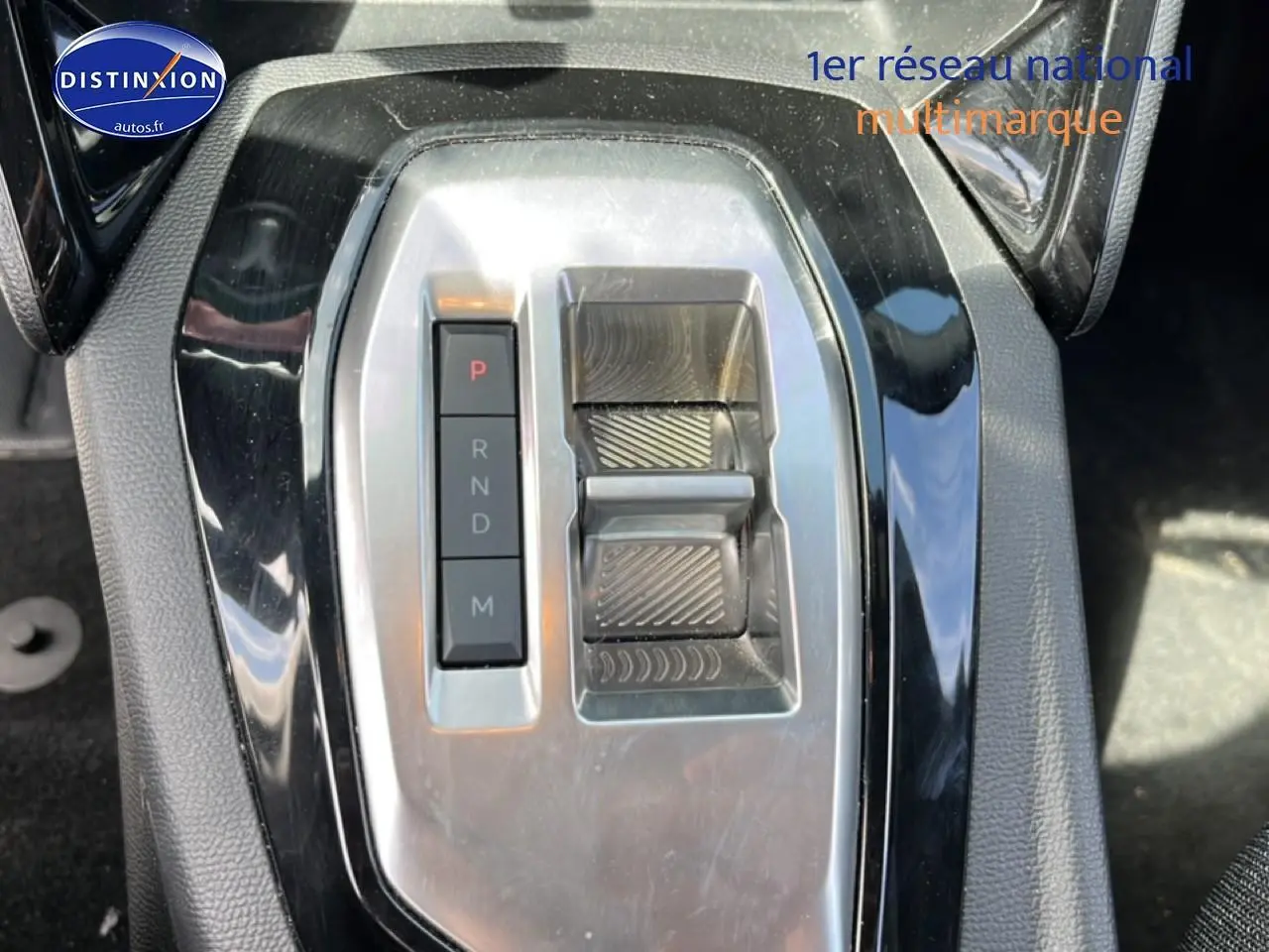 Gros plan sur la console centrale noire et argentée du Peugeot 2008 1.2 hybrid 145 style e-dcs6 avec sélecteur de boîte auto.