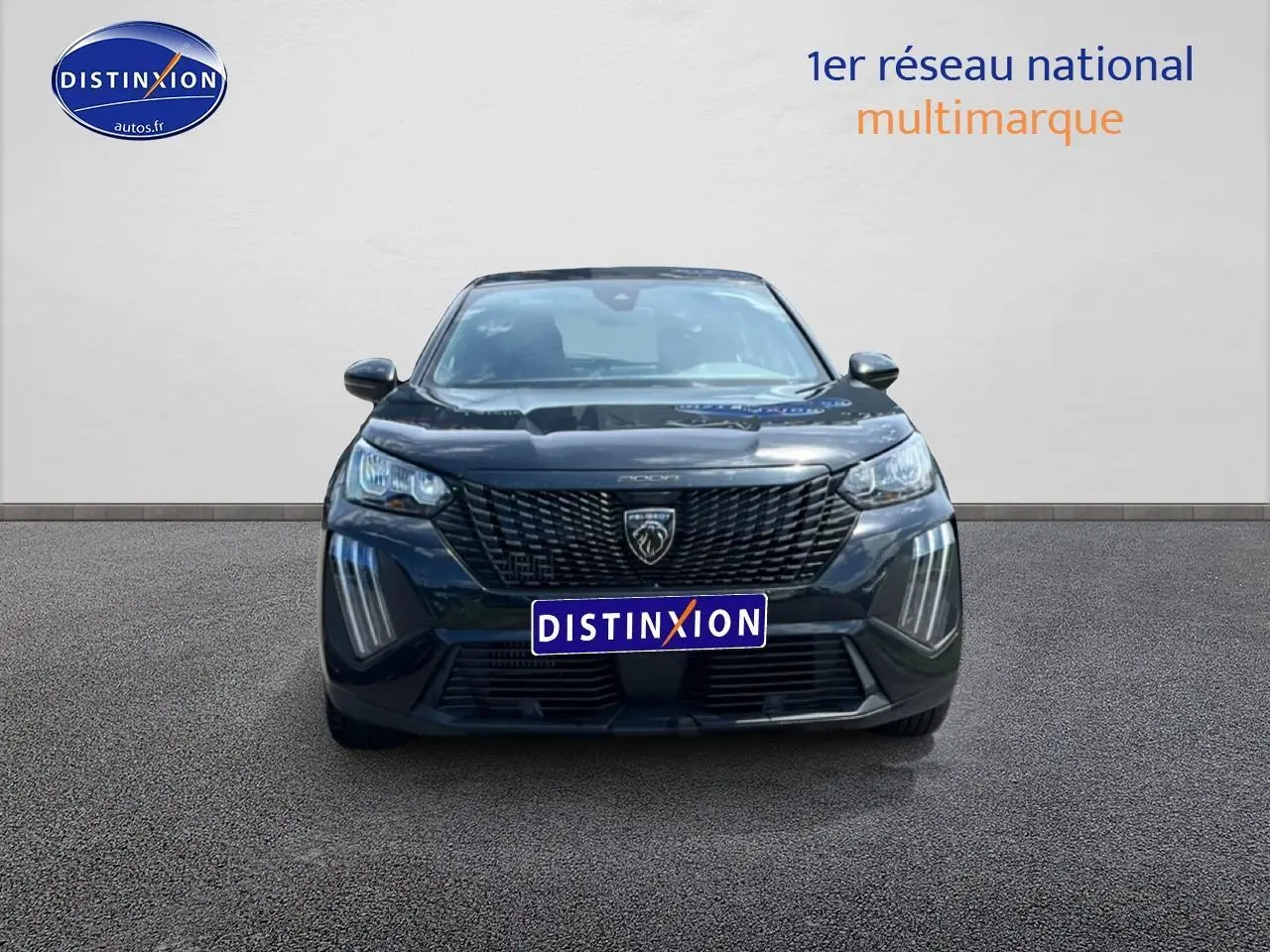Vue de face du Peugeot 2008 noir 2025 avec calandre imposante et feux LED verticaux distinctifs.