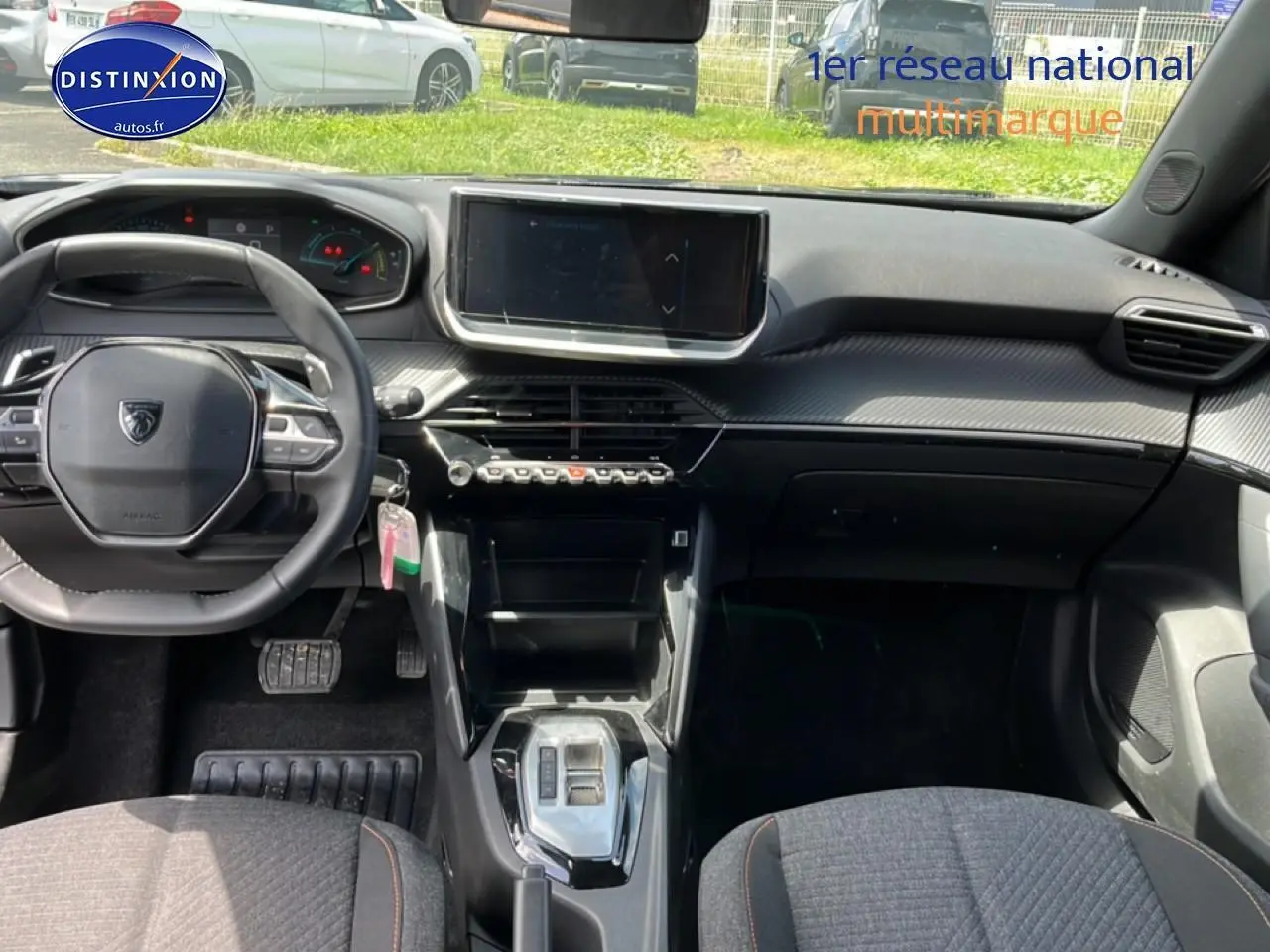 Vue intérieure avant du tableau de bord et volant noir de la Peugeot 2008 1.2 hybrid 145 style e-dcs6 2025.