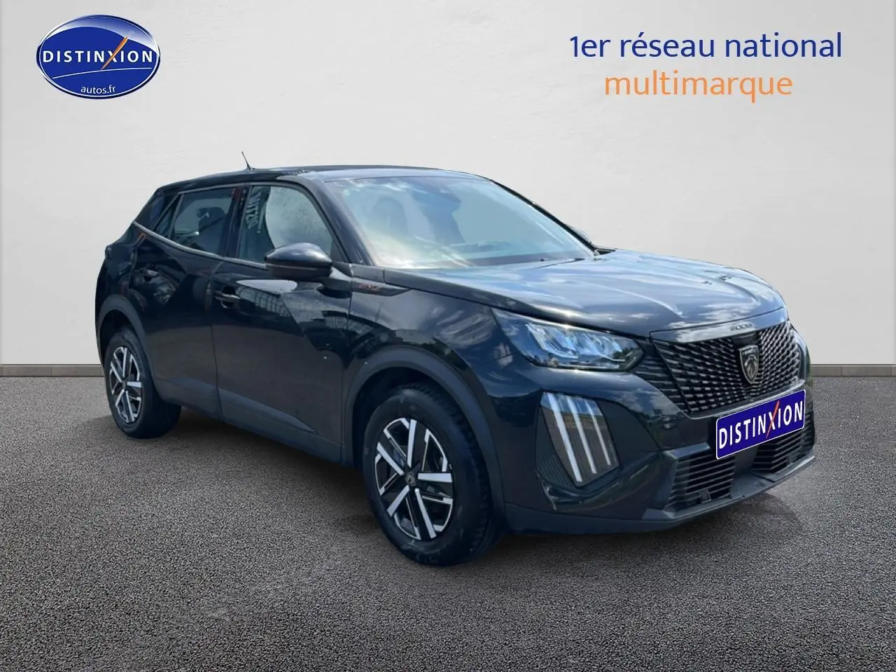 Peugeot 2008 noir en 3/4 avant droit, avec calandre distinctive et jantes modernes sur fond neutre.