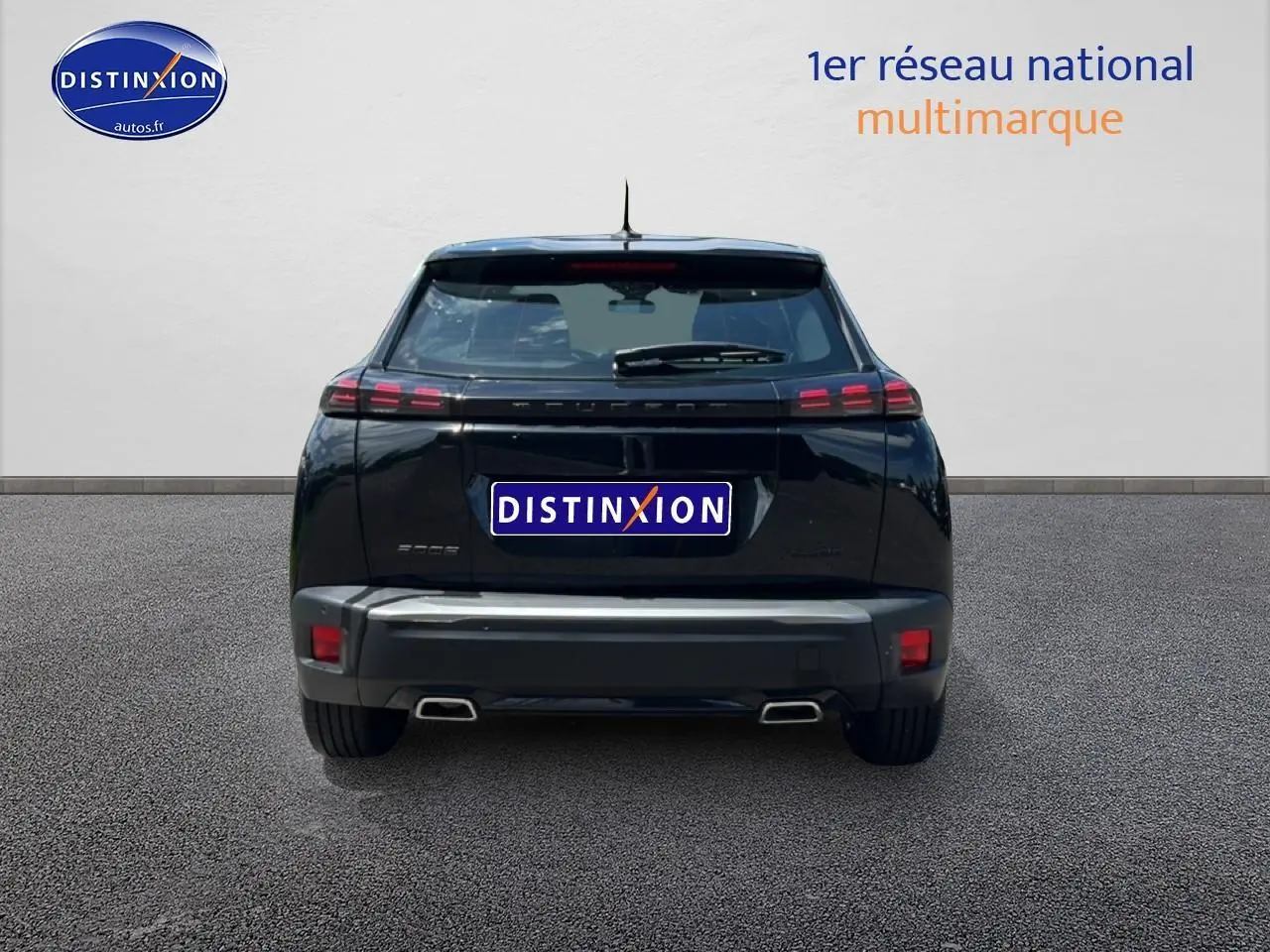 Vue arrière d'un Peugeot 2008 noir 2025 avec feux arrière LED et double sortie d'échappement rectangulaire.