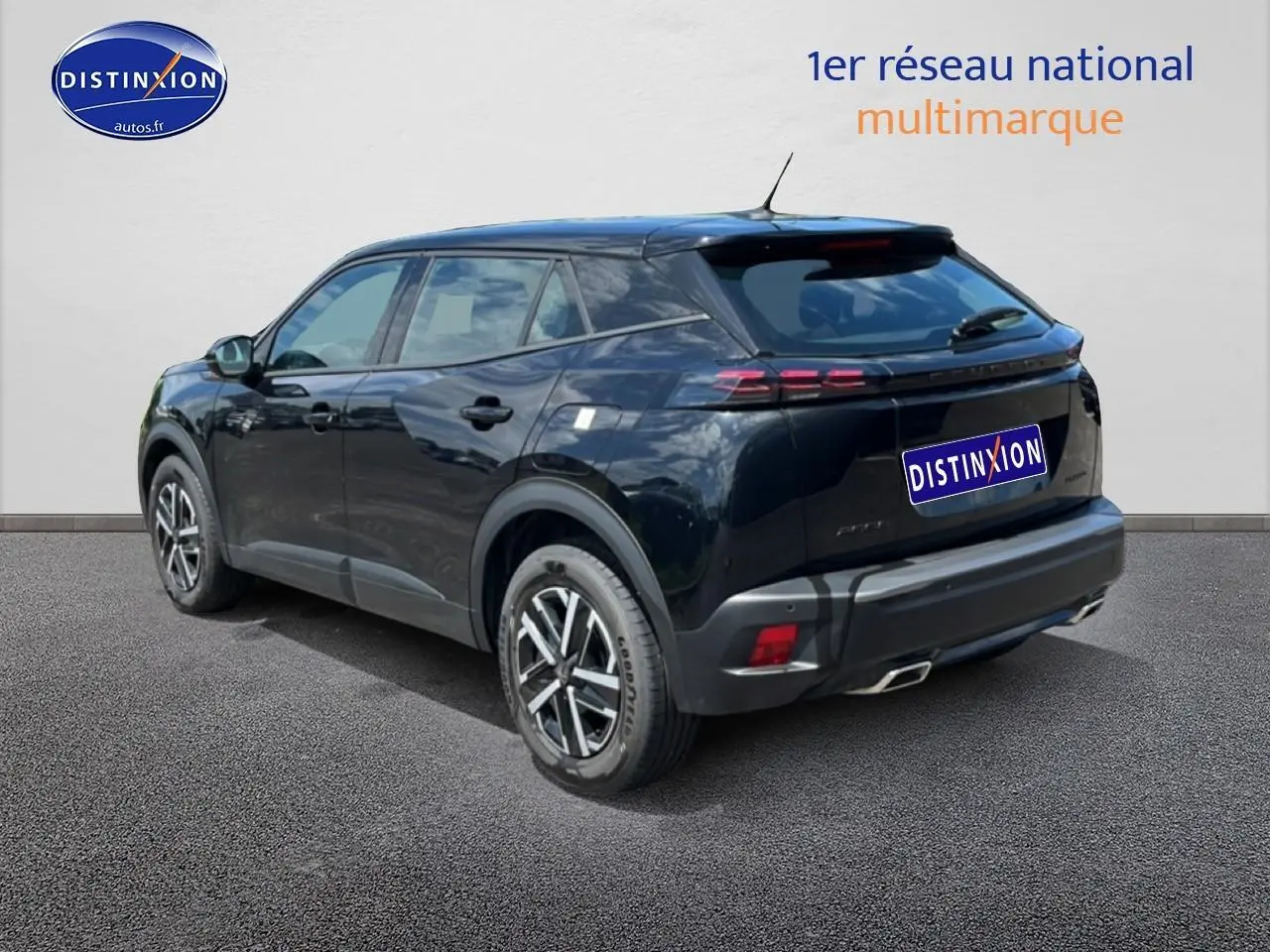 Peugeot 2008 noir en 3/4 arrière droit, avec feux arrière LED et jantes alliage distinctives.