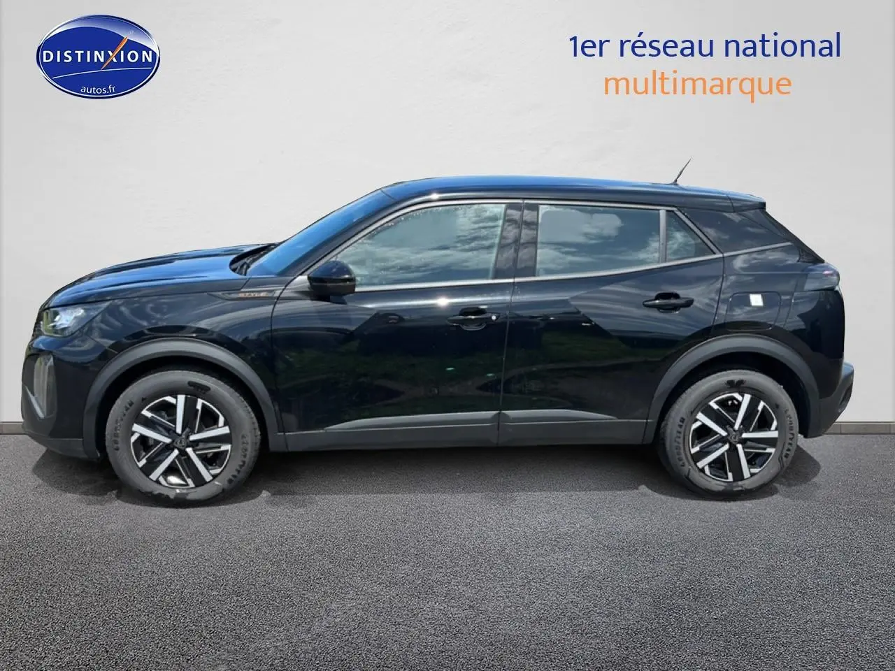 Profil droit d'un Peugeot 2008 noir 2025 avec jantes alliage et vitres teintées sur fond clair.