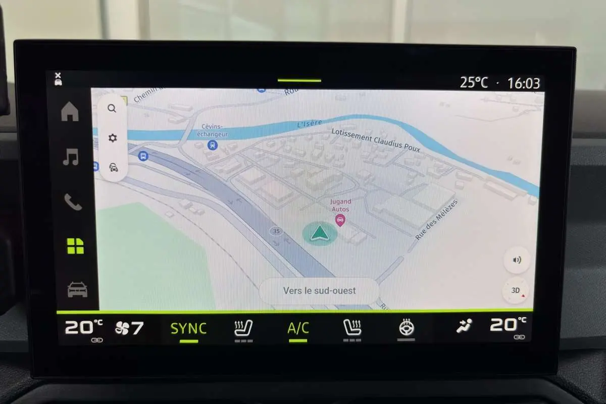 Écran tactile central du tableau de bord du Dacia Bigster affichant la navigation GPS et les commandes de climatisation.