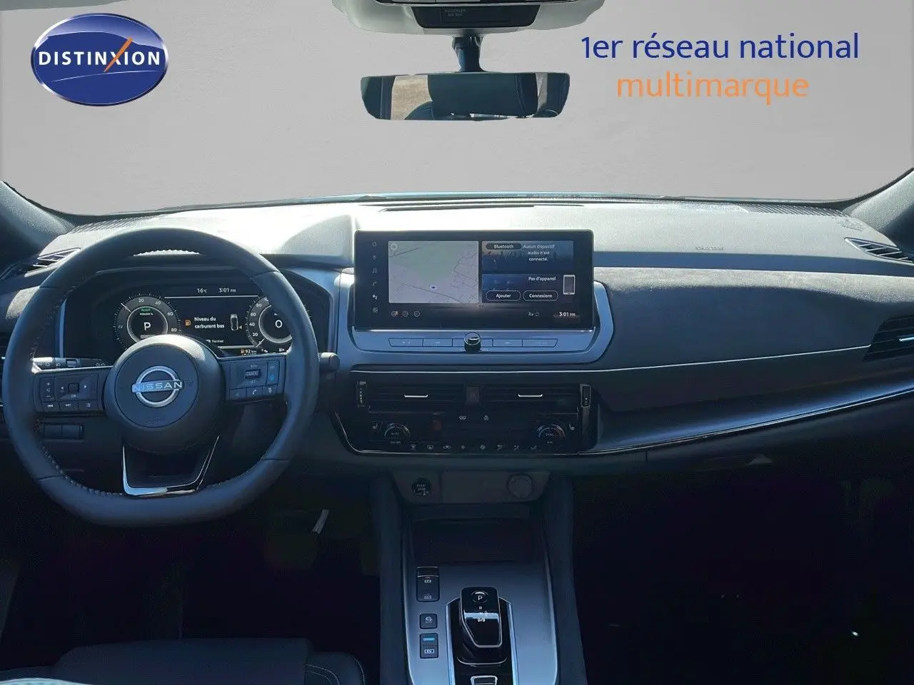 Vue intérieure du tableau de bord et volant du Nissan Qashqai 2025 avec écran tactile central et finition noire élégante.