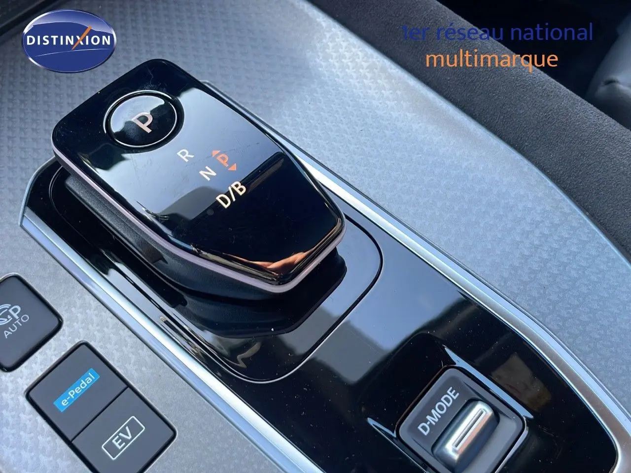 Gros plan sur la commande de boîte automatique noire brillante du Nissan Qashqai gris céramique 2025.