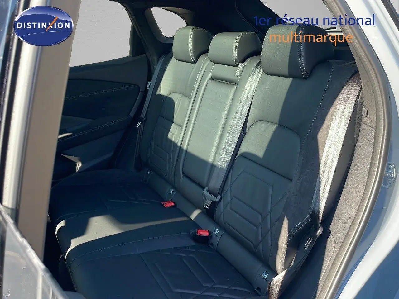 Banquette arrière en cuir noir du Nissan Qashqai 2025, vue côté droit avec ceinture de sécurité visible.