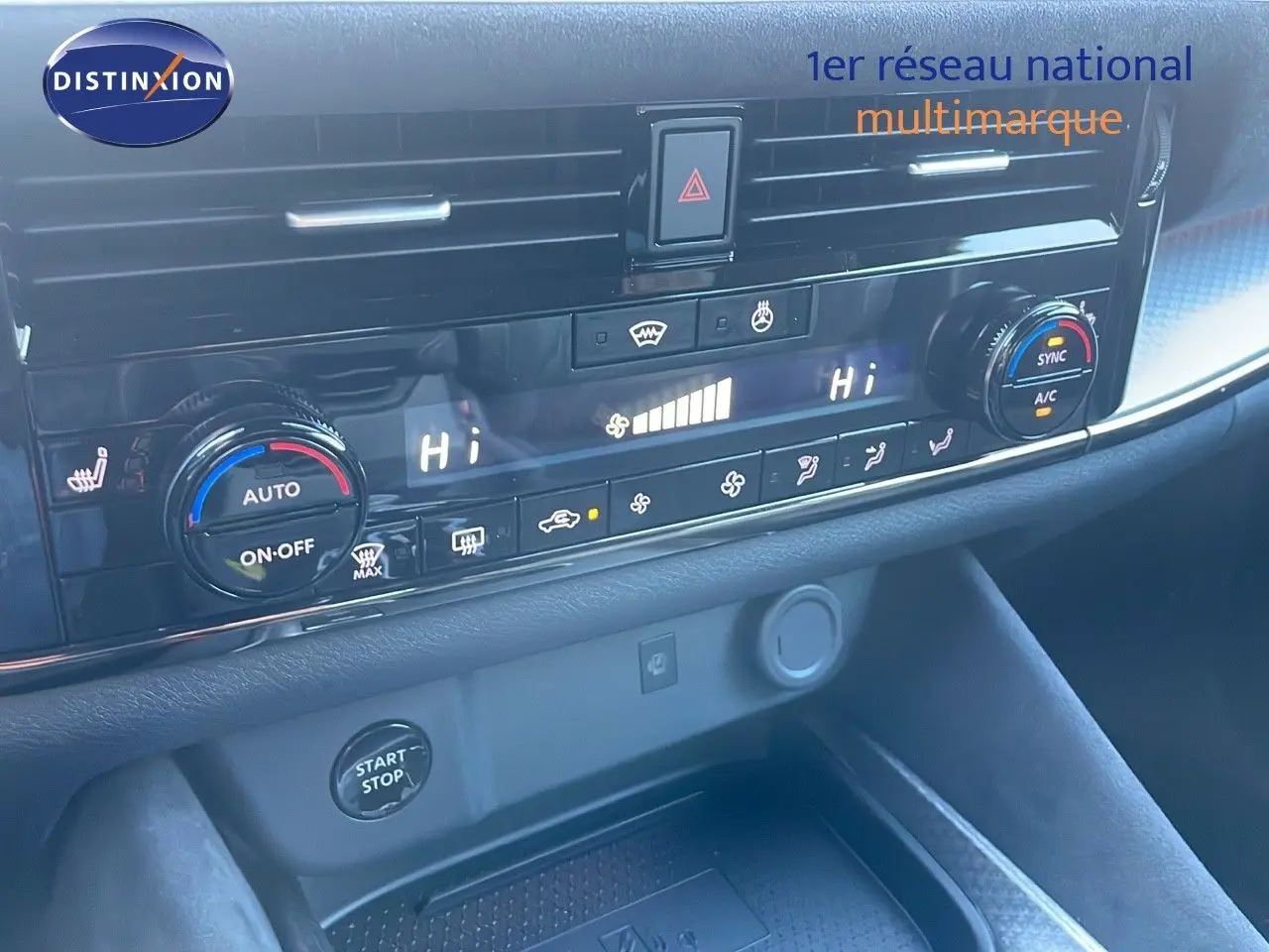 Détail du tableau de bord avec commandes de climatisation et bouton start/stop du Nissan Qashqai gris céramique 2025.