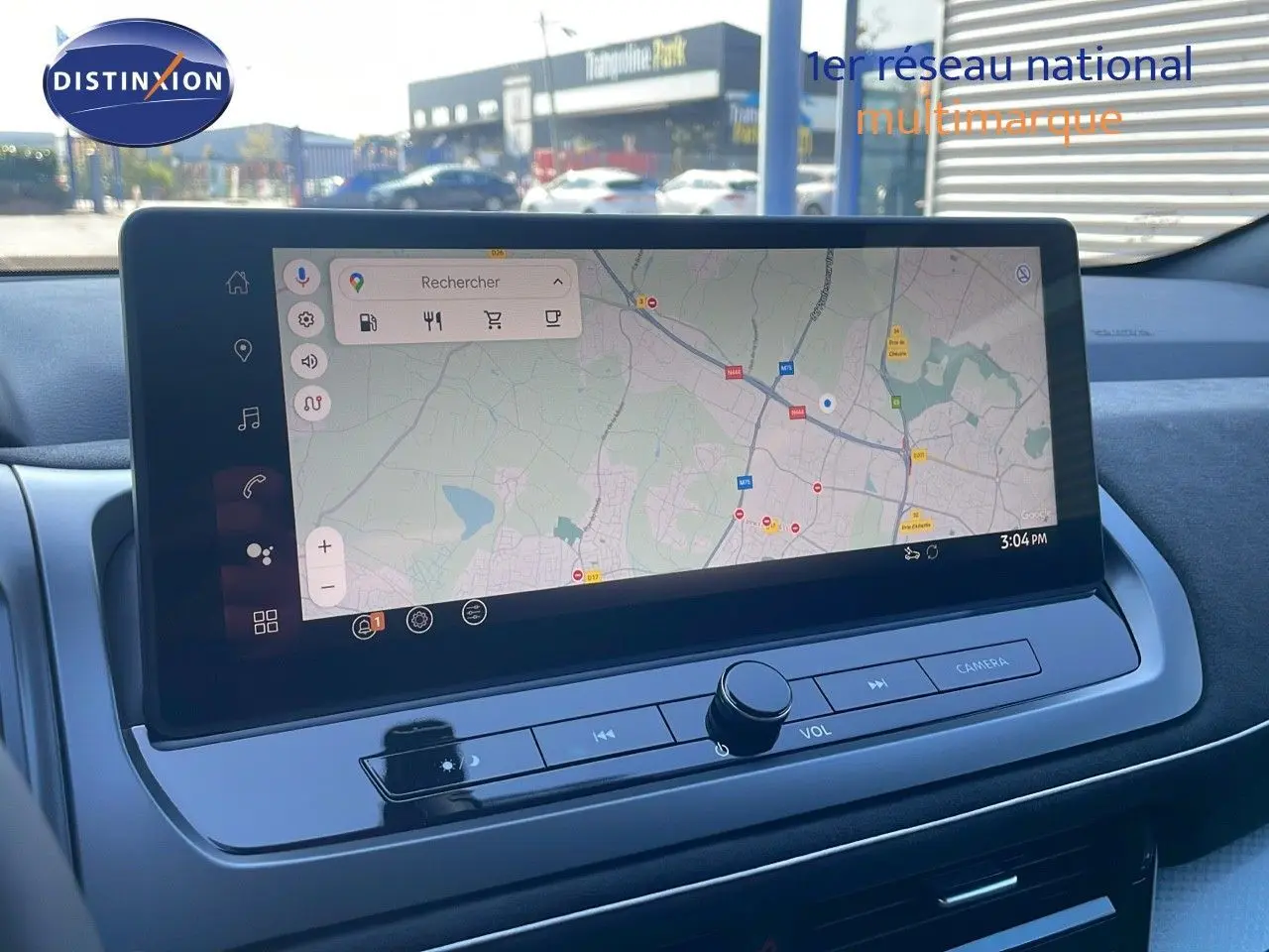Écran tactile central affichant la navigation GPS dans l'habitacle du Nissan Qashqai 2025 gris céramique.