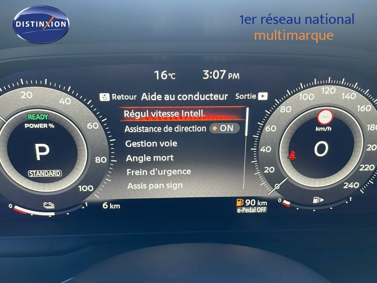 Affichage numérique du tableau de bord du Nissan Qashqai 2025, montrant les aides à la conduite et la vitesse à zéro.