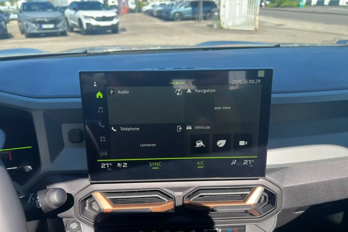 Vue rapprochée de l'écran tactile central 10 pouces du tableau de bord du Dacia Bigster Hybrid 155 Extreme Plus.