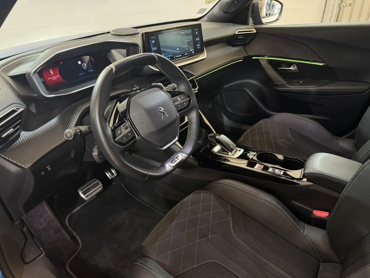 Intérieur de la Peugeot 2008 GT Pack 2021, vue côté conducteur, volant cuir GT et écran tactile central.