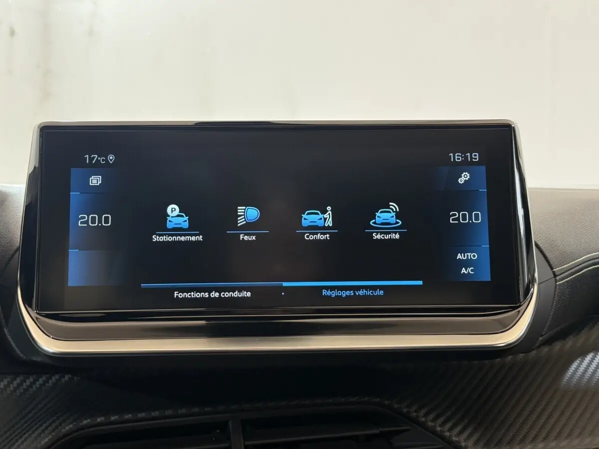 Écran tactile central du tableau de bord du Peugeot 2008 bleu, affichant les réglages véhicule et climatisation.