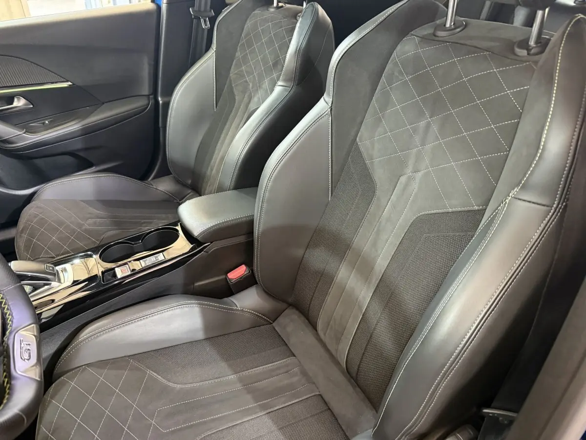 Vue intérieure côté avant droit des sièges en cuir et alcantara gris foncé de la Peugeot 2008 GT Pack 2021.