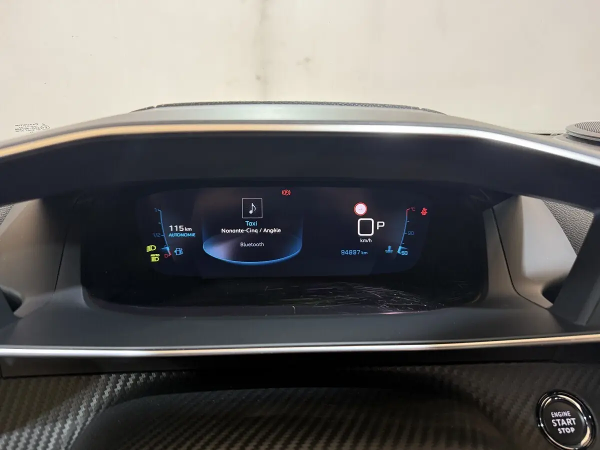 Tableau de bord numérique de Peugeot 2008 Bleu HDI 130 GT Pack, affichage multifonctions et bouton démarrage visible.