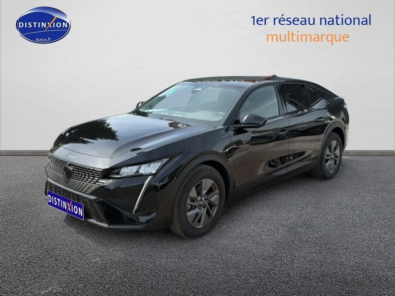 Peugeot 408 noire vue en 3/4 avant droit, avec calandre distinctive et jantes alu sombres.