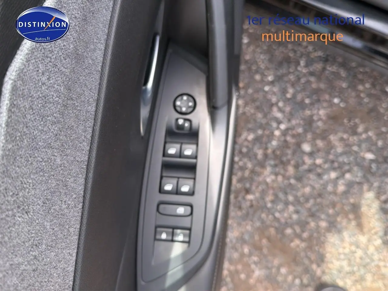 Vue rapprochée de la commande des vitres côté gauche d’une Peugeot 408 Hybrid 136 allure e-dcs6 bleue, avec boutons noirs.