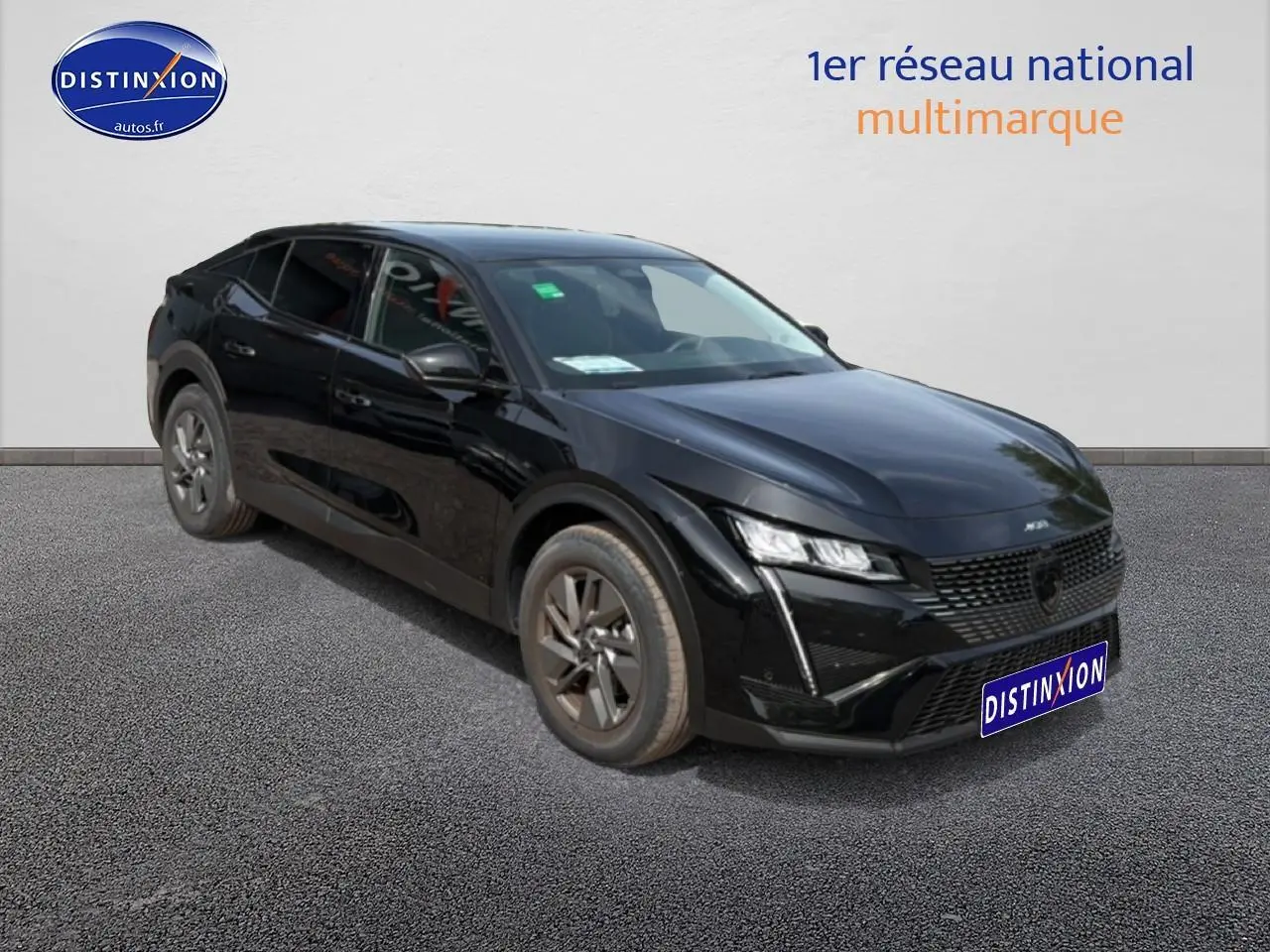 Peugeot 408 noir vue 3/4 avant droit, avec calandre distinctive et phares LED fins sur parking.