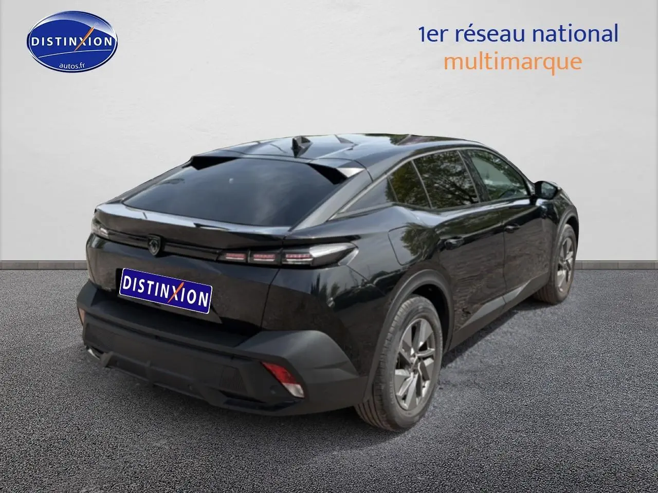Vue 3/4 arrière droite d'une Peugeot 408 Hybrid 136 allure e-dcs6 noire avec vitres surteintées et jantes alu.