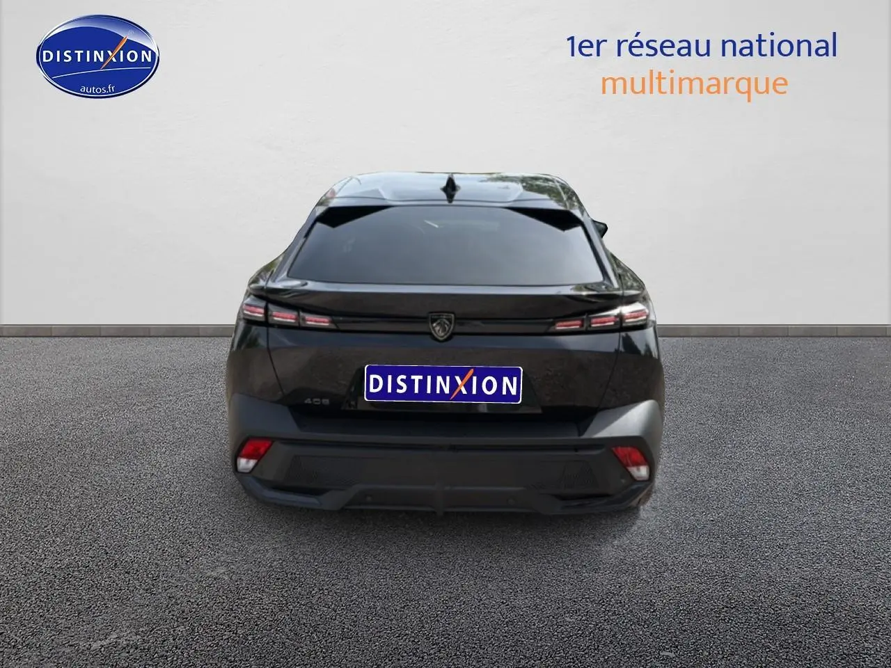 Vue arrière d'une Peugeot 408 bleu foncé 2024 avec feux LED effilés et lunette arrière surteintée.