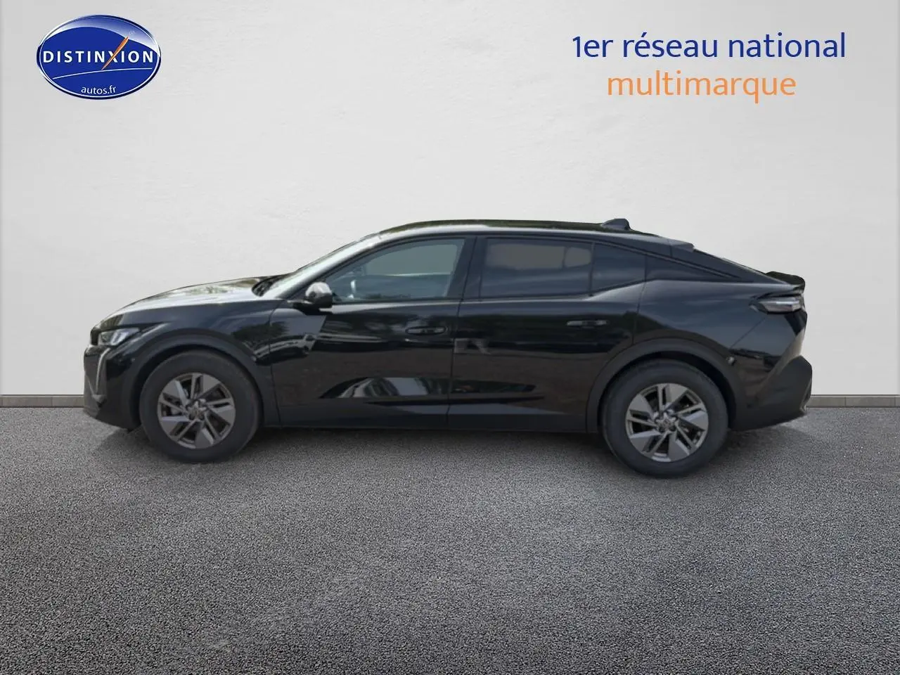 Profil côté gauche d'une Peugeot 408 noire avec vitres teintées, jantes alliage et lignes fluides modernes.