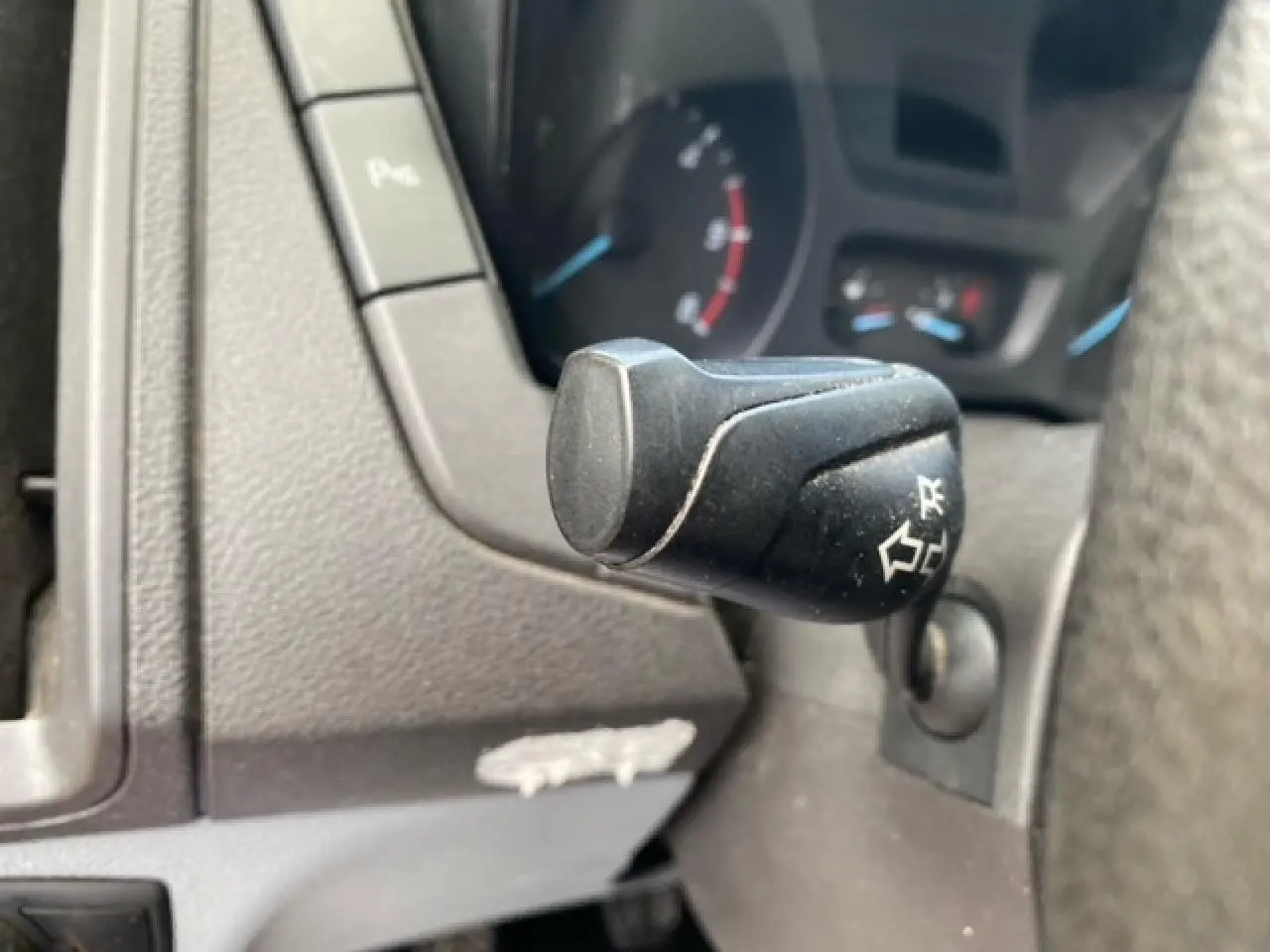 Gros plan intérieur sur la commande de réglage des essuie-glaces du Ford Transit Fourgon L3H2 2015.