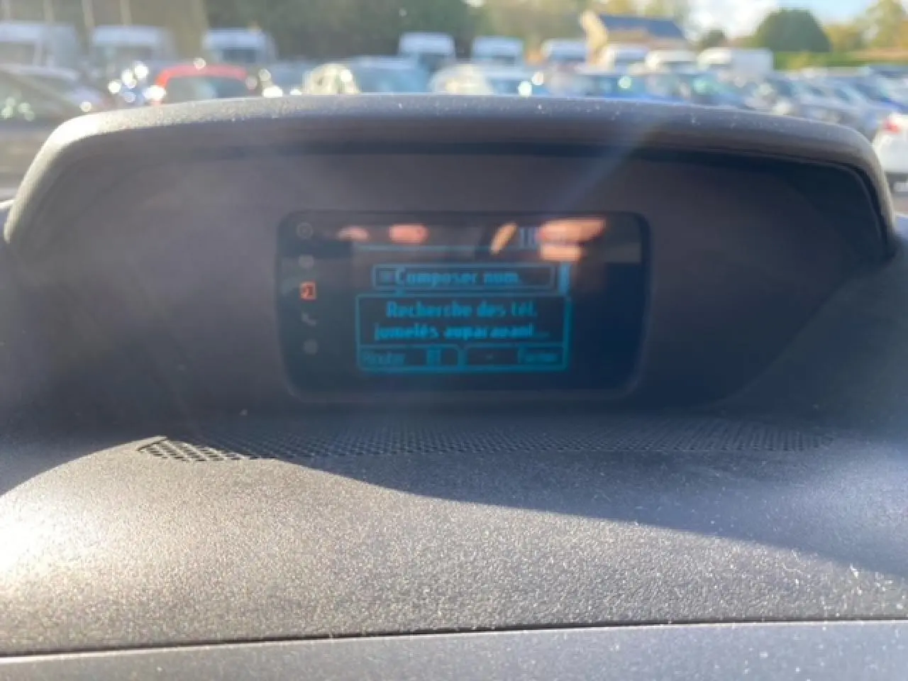 Écran central du tableau de bord du Ford Transit Fourgon L3H2 2015 affichant un menu Bluetooth.