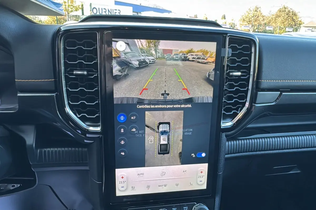 Écran central tactile du Ford Ranger PHEV 2025 affichant la caméra 360° et l’aide au stationnement.