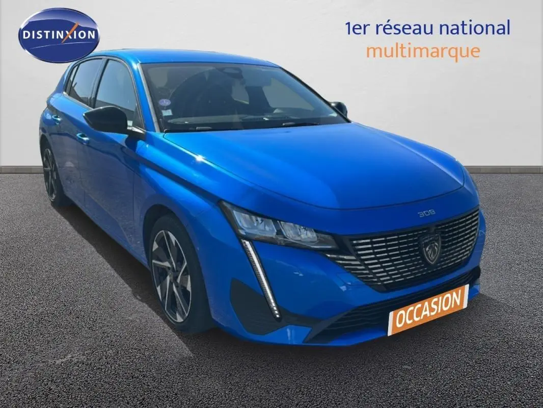 Peugeot 308 bleu clair en 3/4 avant droit, avec calandre distinctive et jantes alliage 17 pouces.