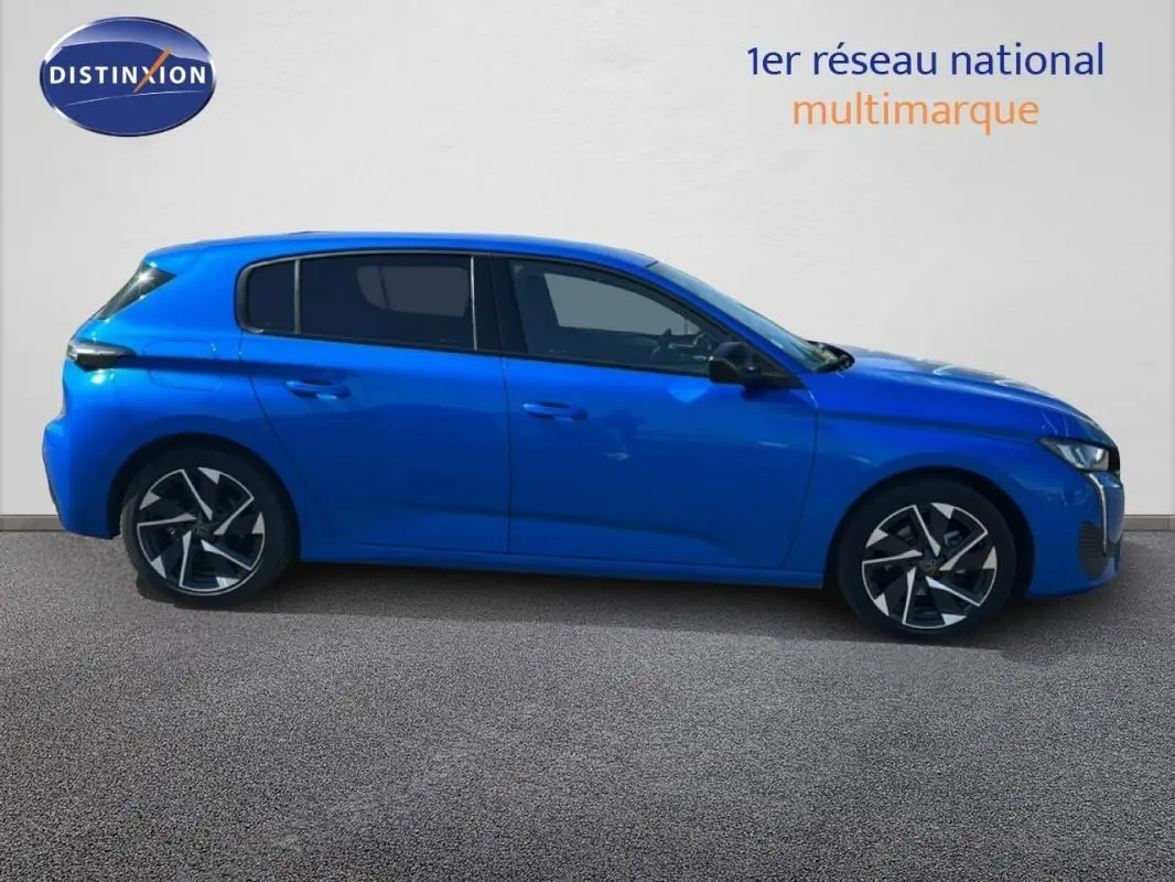 Vue de profil côté gauche d'une Peugeot 308 bleu clair avec jantes alliage 17 pouces sur fond neutre.