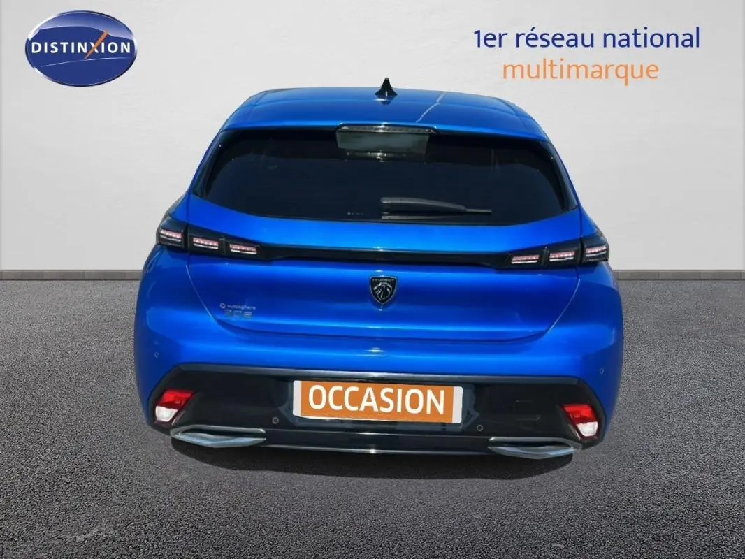 Vue arrière d'une Peugeot 308 bleu clair avec feux LED et double sortie d'échappement intégrée.