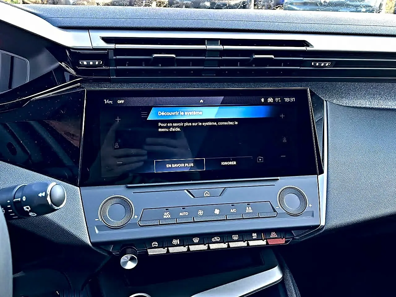 Vue rapprochée de la console centrale noire du Peugeot 308 SW 2025 avec écran tactile et commandes climatisation.