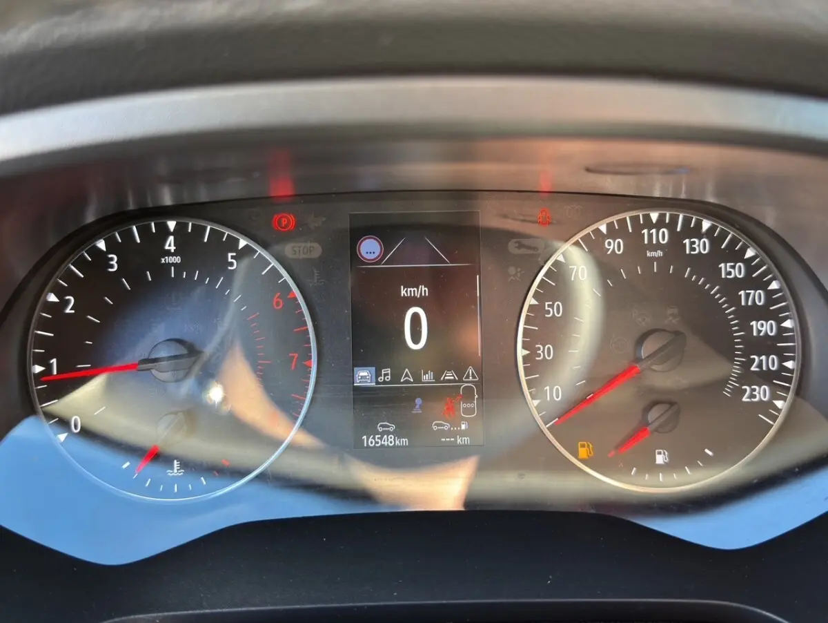 Vue rapprochée du combiné d'instruments du Renault Captur gris foncé 2024, affichage digital et compte-tours analogique.