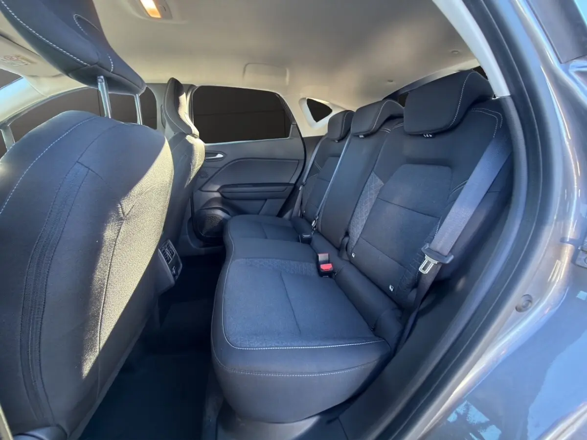 Vue intérieure côté droit montrant la banquette arrière noire du Renault Captur gris foncé 2024 Evolution TCe 90.