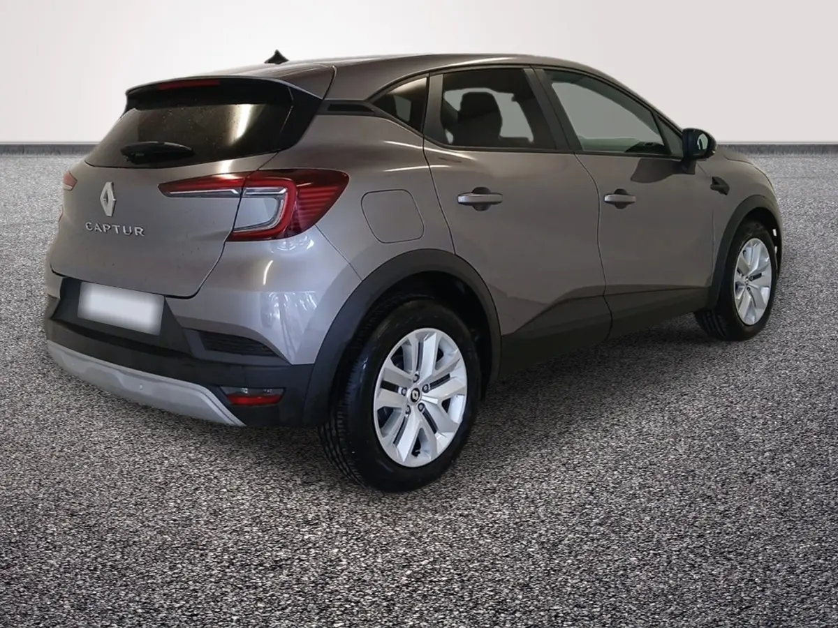 Renault Captur gris foncé en vue 3/4 arrière droit, avec jantes alliage et feux arrière LED distinctifs.