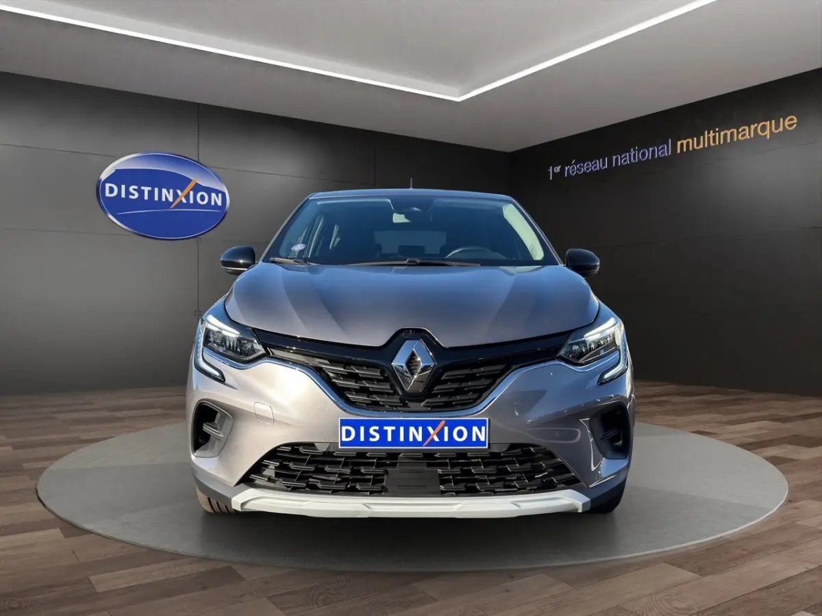 Vue frontale d'un Renault Captur gris foncé 2024 avec calandre noire et feux LED distinctifs.