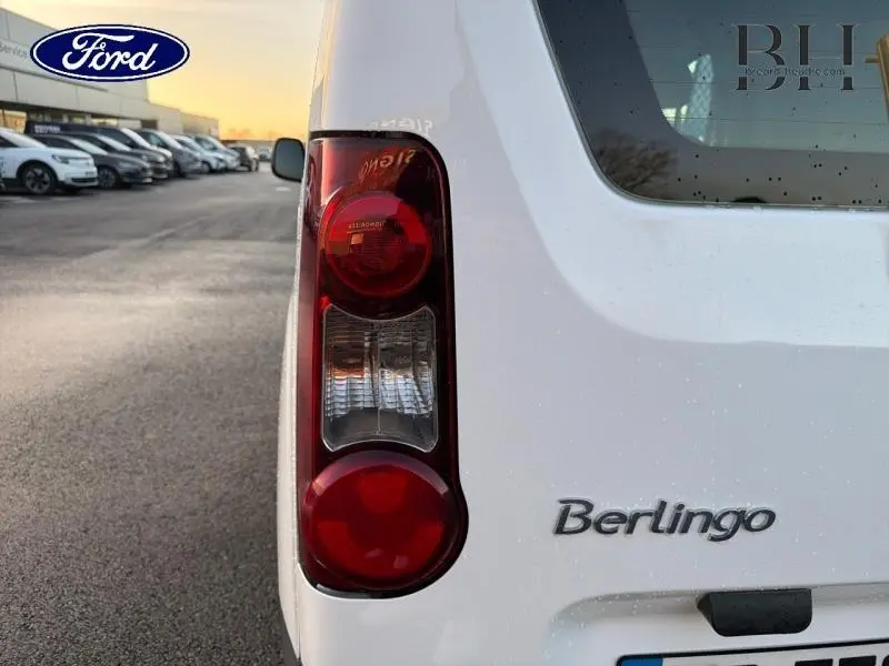 Gros plan sur le feu arrière gauche blanc d’un Citroën Berlingo 2017 avec logo Berlingo visible sur la porte arrière.