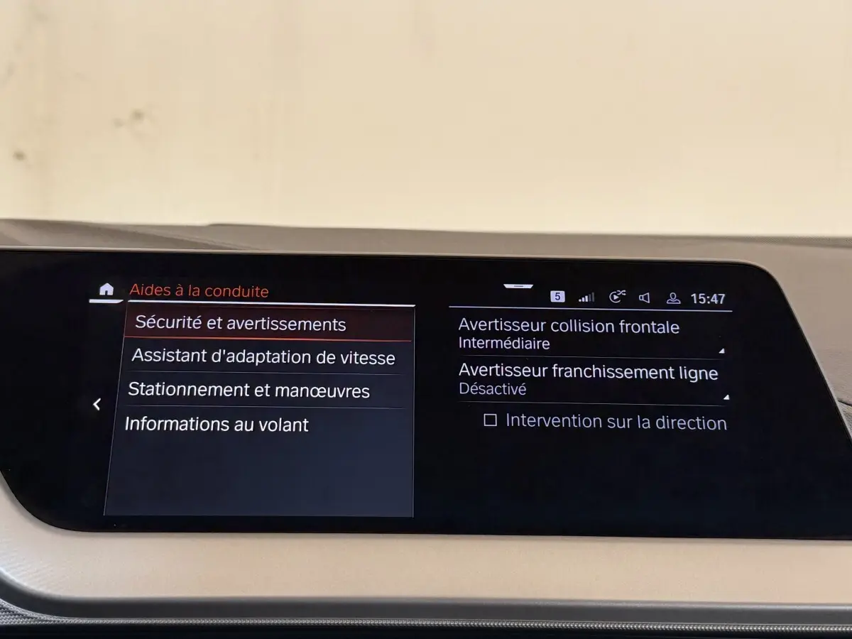 Écran tactile central de la BMW Série 1 116i Business Design affichant les aides à la conduite.