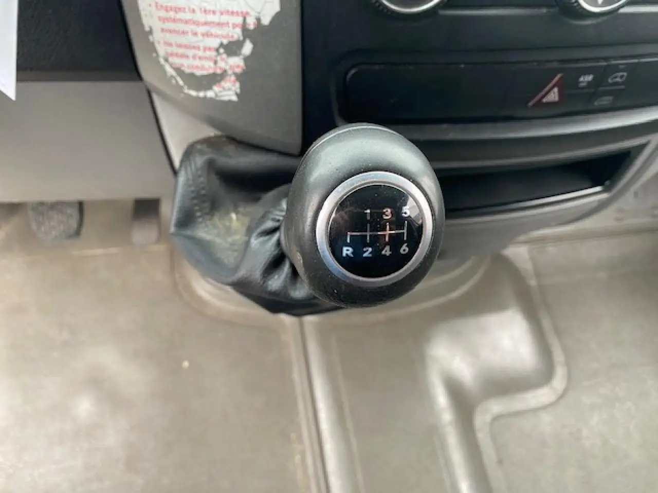 Le levier de vitesses manuel en gros plan dans l'habitacle d'un Mercedes Sprinter blanc de 2015.