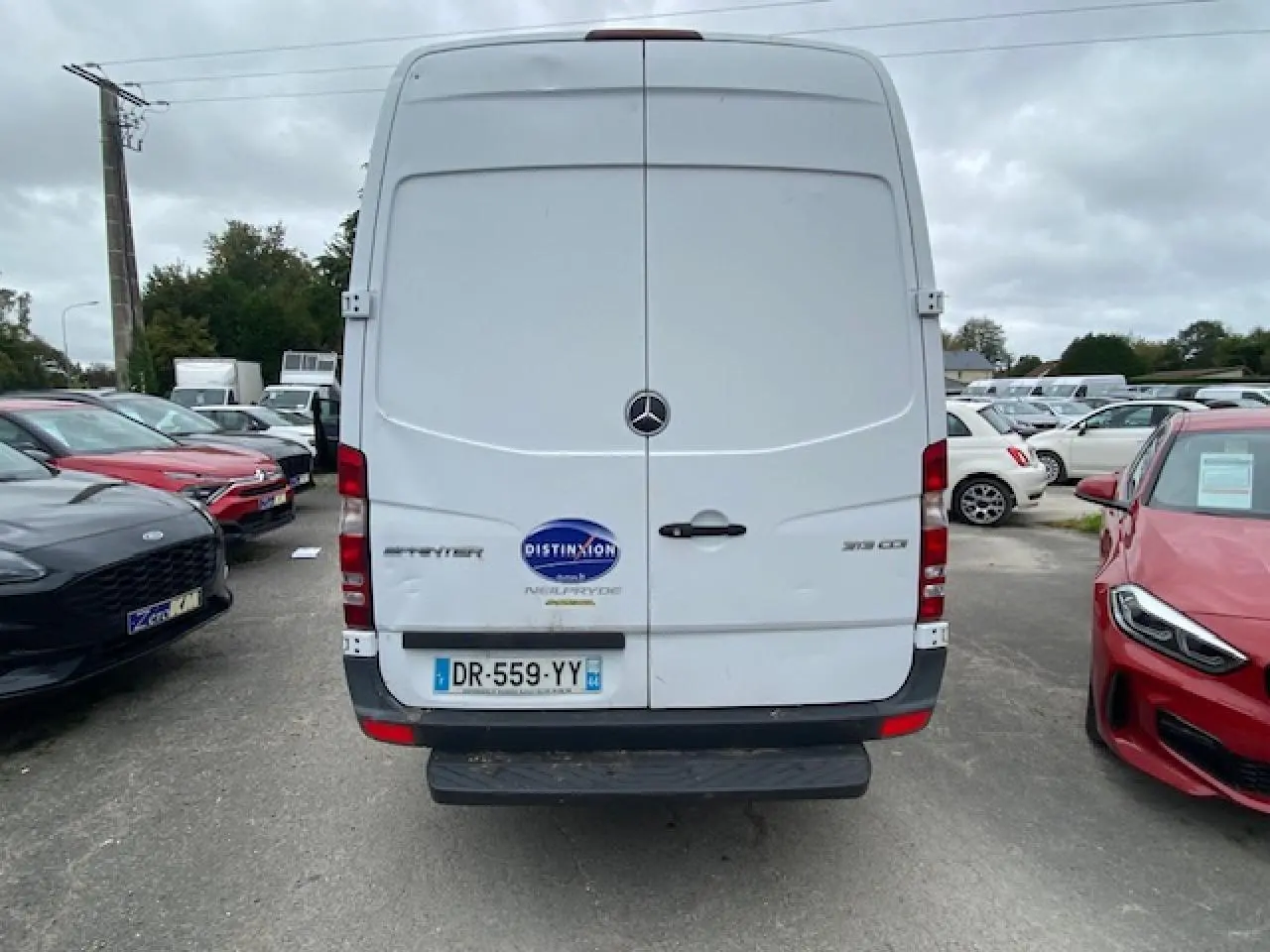 Vue arrière d’un fourgon Mercedes Sprinter blanc 37S 3.5t 313 CDI avec logo et plaque d’immatriculation française.