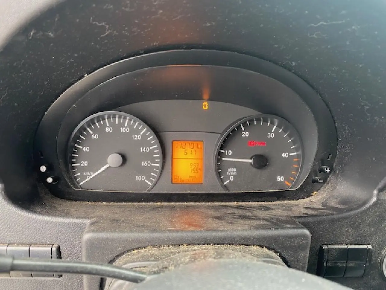 Vue rapprochée du tableau de bord du Mercedes Sprinter blanc, affichant le compteur de vitesse et le compte-tours.